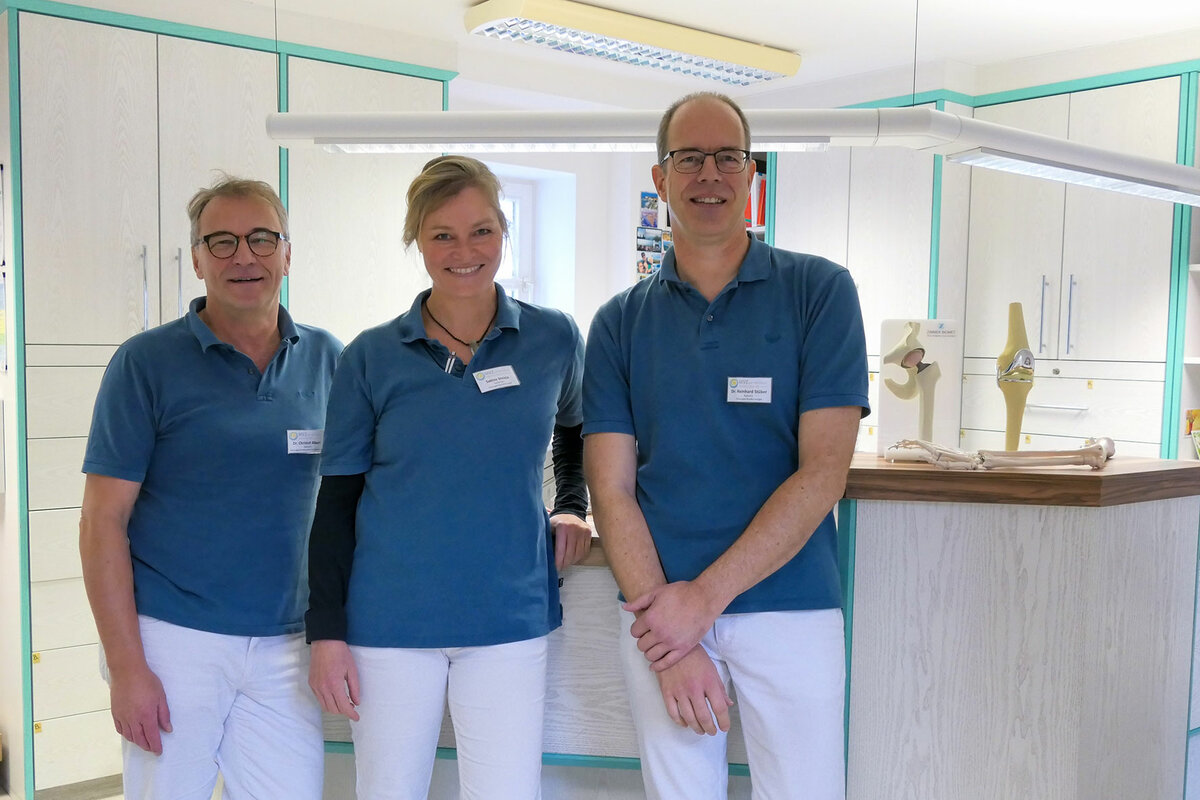 In der Praxis für Chirurgie, Unfallchirurgie und Handchirurgie behandeln (v.l.n.r) Dr. Christof Albert, Sabine Smieja und Dr. Reinhard Stüber Arbeitsunfälle (D-Arzt), Sport- und Alltagsunfälle, Verschleiß und Abnützungserscheinungen uvm. | © Kliniken Ostallgäu-Kaufbeuren