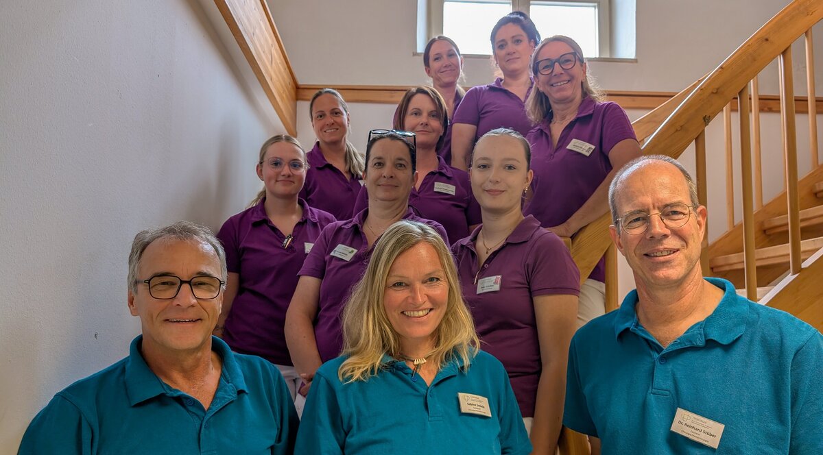 Das Team der Chirurgie Praxis am Mühlbach mit den Ärzten Dr. Christof Albert, Sabine Smieja und Dr. Reinhard Stüber (in blauen Shirts v.l.n.r.) | © Kliniken Ostallgäu-Kaufbeuren