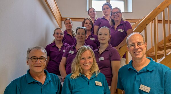 Das Team der Chirurgie Praxis am Mühlbach mit den Ärzten Dr. Christof Albert, Sabine Smieja und Dr. Reinhard Stüber (in blauen Shirts v.l.n.r.) | © Kliniken Ostallgäu-Kaufbeuren