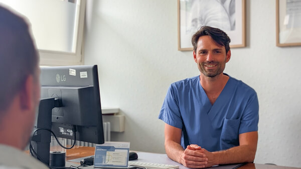 Internist Dr. Stephan Hipp in der Gastroenterologie Praxis Stadtbleiche Füssen | © Dominique Roth | Kliniken Ostallgäu-Kaufbeuren